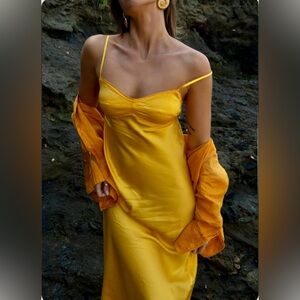 RUMORED Yellow Satin Midi Dress – Size M
Brand new, never worn (no tag attached)